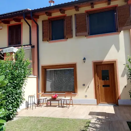 Villa Intero Elisa: Giardino Box Auto Saluzzo